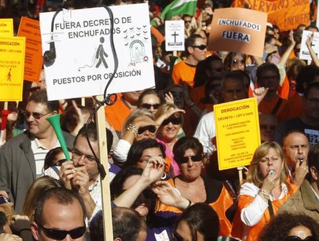 Miles de funcionarios se manifestaron desde la Alameda de H&eacute;rcules hasta el Parlamento andaluz contra el decreto de la Junta bajo el lema 'Defiendo mi derecho y la gesti&oacute;n p&uacute;blica'.

Foto: Antonio Pizarro