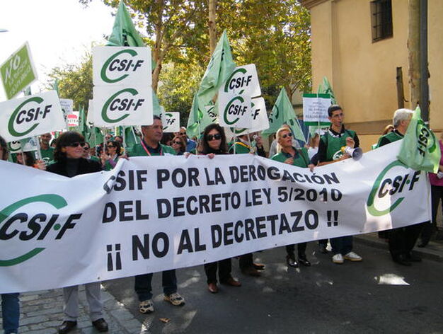 Miles de funcionarios se manifestaron desde la Alameda de H&eacute;rcules hasta el Parlamento andaluz contra el decreto de la Junta bajo el lema 'Defiendo mi derecho y la gesti&oacute;n p&uacute;blica'.