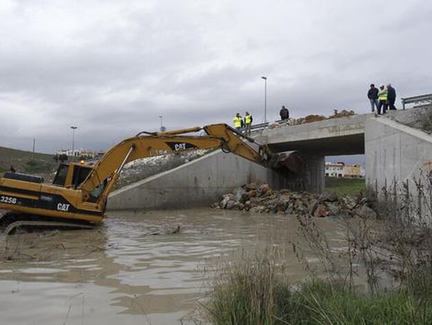 Los trabajadores construyen un muro de contenci&oacute;n en el arroyo Argamasilla para prevenir un nuevo desbordamiento con las fuertes lluvias. 

Foto: Antonio Pizarro