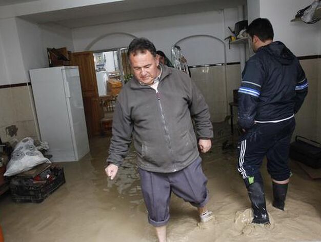Los vecinos de &Eacute;cija sufren por tercera vez en un mes las inundaciones en sus casas.

Foto: Antonio Pizarro