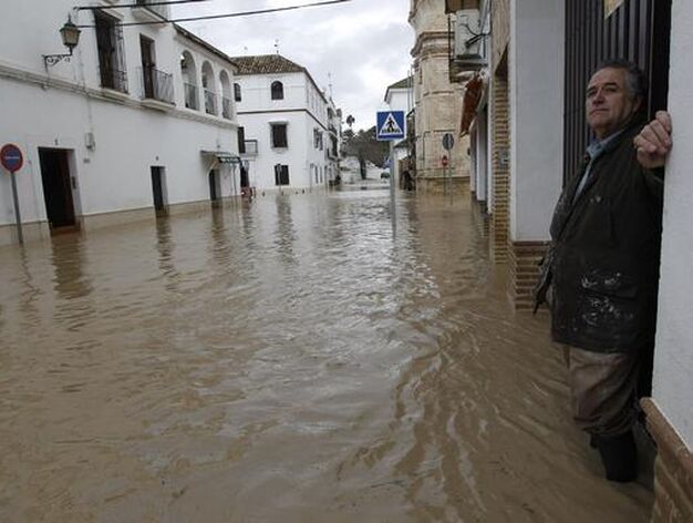 Un vecino contempla las calles del municipio completamente inundadas por tercera vez.

Foto: Antonio Pizarro