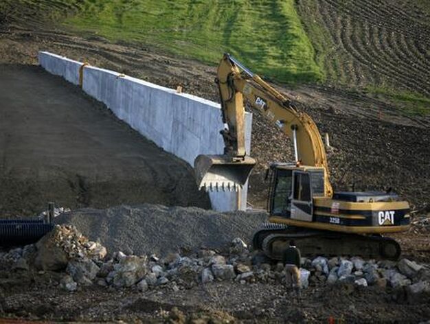 Los trabajadores construyen tres diques para reforzar la seguridad de &Eacute;cija ante la previsi&oacute;n de fuertes lluvias.

Foto: Antonio Pizarro