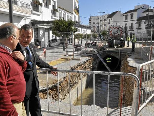 El alcalde de &Eacute;cija, Juan Wic, visita las obras del dique y las nuevas catas realizadas en el pueblo para prevenir futuras riadas.

Foto: Manuel G&oacute;mez