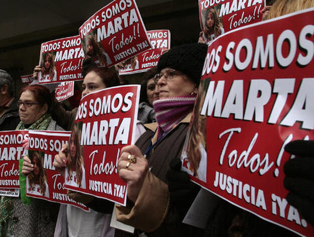 Ciudadanos piden justicia a las puertas del juzgado en la primera jornada del juicio de Marta del Castillo.

Foto: Juan Carlos Mu&ntilde;oz