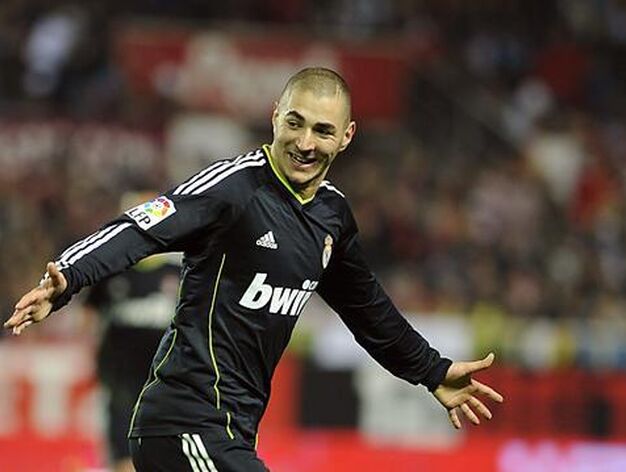 Benzem&aacute; celebra el gol que adelanta al Madrid en la eliminatoria. / AFP