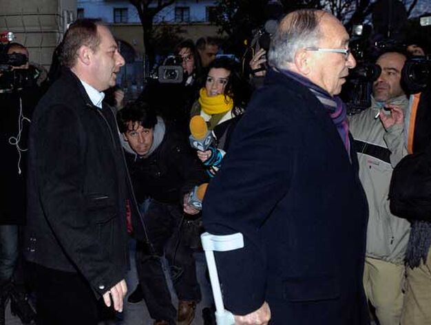 El abuelo y el padre de Marta a su llegada a los Juzgados.

Foto: Manuel G&oacute;mez