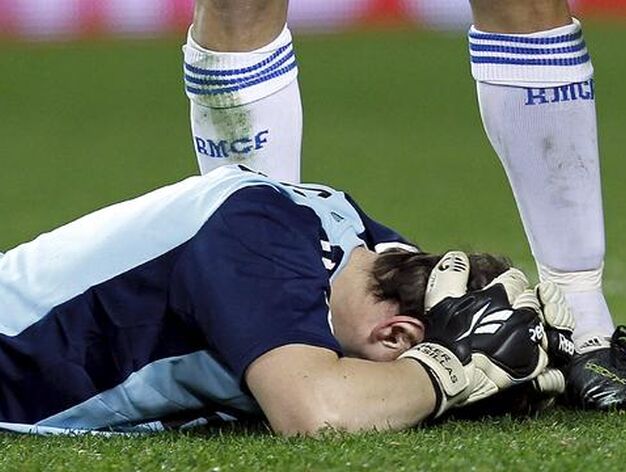Casillas se queda tumbado en el suelo tras recibir un botellazo lanzado desde la grada al final del partido. / EFE
