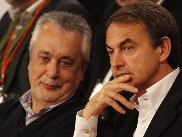 Gri&ntilde;&aacute;n y Zapatero, sentados en la grada. / Antonio Pizarro