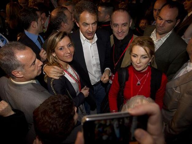 Zapatero se hace fotos con miembros del partido. / Antonio Pizarro