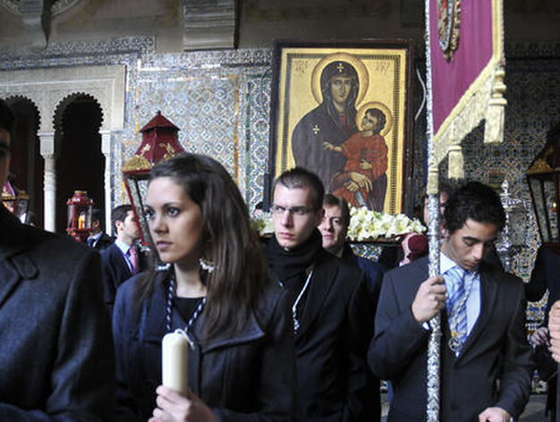 Varios j&oacute;venes antes de procesionar.

Foto: Juan Carlos V&aacute;zquez