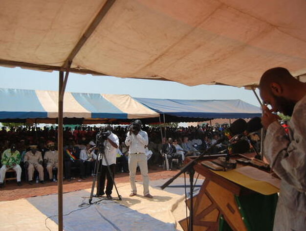 Kanoute se emociona durante su discurso de inauguraci&oacute;n.

Foto: Juan Antonio Solis