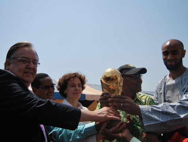 La Copa del Mundo, en manos de Herrera, la embajadora espa&ntilde;ola y el presidente de Mal&iacute; y Kanoute.

Foto: Juan Antonio Solis