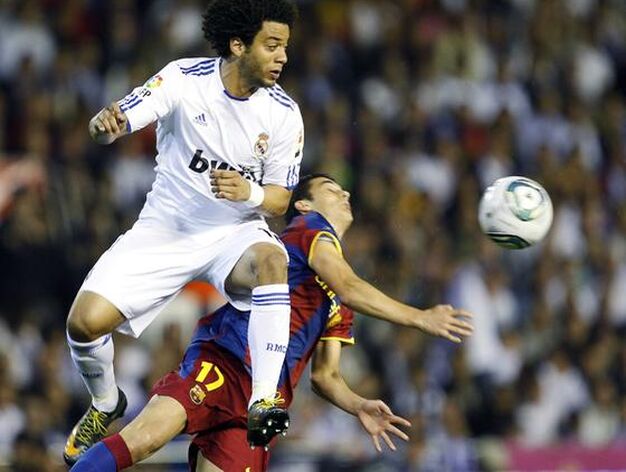 El Madrid se lleva la Copa del Rey al vencer el Barcelona en la pr&oacute;rroga por 0-1. / Reuters