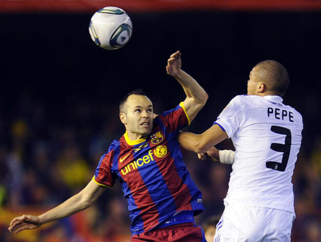 El Madrid se lleva la Copa del Rey al vencer el Barcelona en la pr&oacute;rroga por 0-1. / Reuters