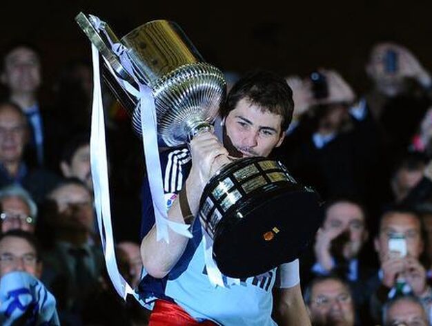 Casillas besa la Copa del Rey antes de levantarla como capit&aacute;n del campe&oacute;n. / EFE