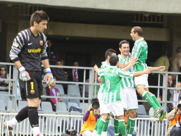 Los jugadores b&eacute;ticos celebran el segundo gol con su autor, Jorge Molina. / LOF