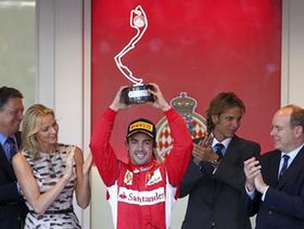 Fernando Alonso celebra su segundo puesto en el Gran Premio de M&oacute;naco.

Foto: EFE