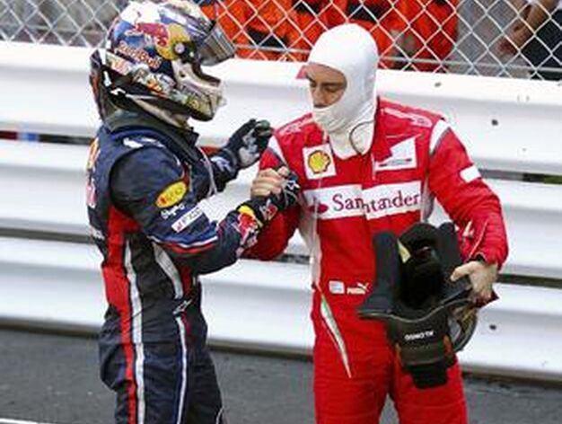 Fernando Alonso felicita a Sebastian Vettel tras la carrera.

Foto: EFE