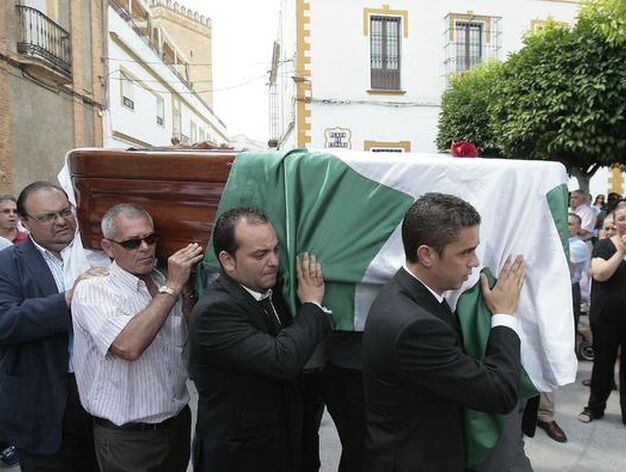 Familiares del fallecido portan su f&eacute;retro cubierto por una bandera de Andaluc&iacute;a.

Foto: Jos&eacute; &Aacute;ngel Garc&iacute;a