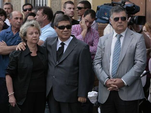 El secretario general del PSOE de Sevilla, Jos&eacute; Antonio Viera, junto a los familiares de Marcos Ag&uuml;era.

Foto: Jos&eacute; &Aacute;ngel Garc&iacute;a