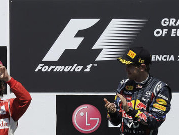 Fernando Alonso y Sebastian Vettel, en el podio del Gran Premio de Europa.

Foto: AFP Photo