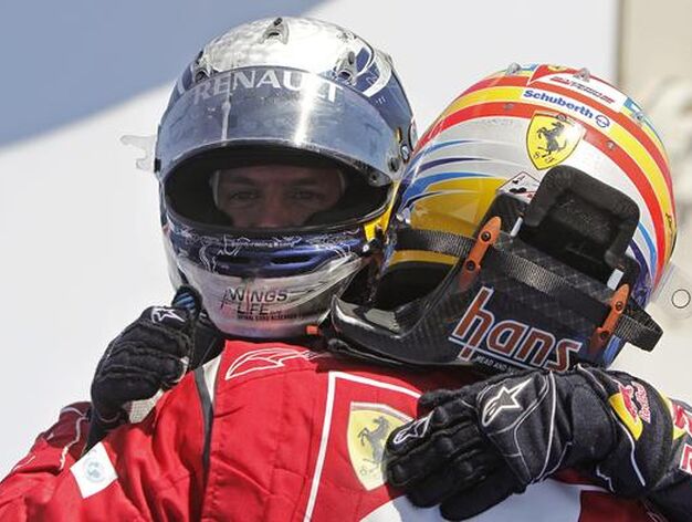 Fernando Alonso y Sebastian Vettel se saludan tras la carrera.

Foto: EFE