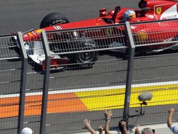 Fernando Alonso saluda a los aficionados.

Foto: EFE