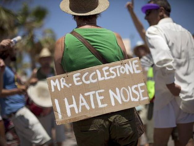 Los indignados protestaron en Valencia por el alto coste del Gran Premio de Europa.

Foto: EFE