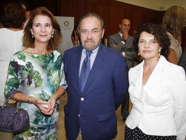 Isabel Le&oacute;n, presidenta de la Academia de Bellas Artes; el escritor Antonio Burgos e Isabel Herce.

Foto: J.C.V&aacute;zquez/V.Hidalgo/M.G&oacute;mez