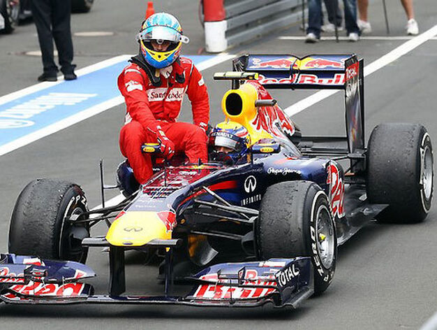 Fernando Alonso, subido al coche de Mark Webber tras quedarse sin gasolina al terminar el GP de Alemania.

Foto: AFP Photo