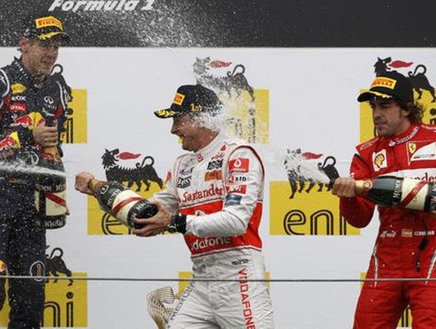 El podio del GP de Hungr&iacute;a: Button, Vettel y Alonso.

Foto: Reuters