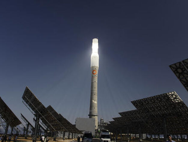 La torre al fondo con placas solares de la planta.

Foto: Antonio Pizarro