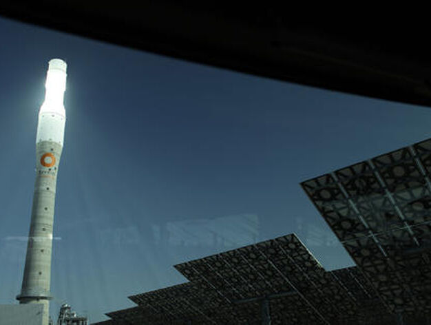 La torre entre placas solares.

Foto: Antonio Pizarro