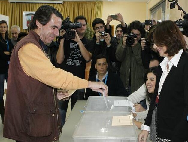 El ex presidente Aznar vota en Madrid.

Foto: EFE