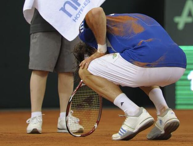 Rafa Nadal arrasa al argentino Juan M&oacute;naco y adelanta a Espa&ntilde;a en la final de la Copa Davis.

Foto: AFP
