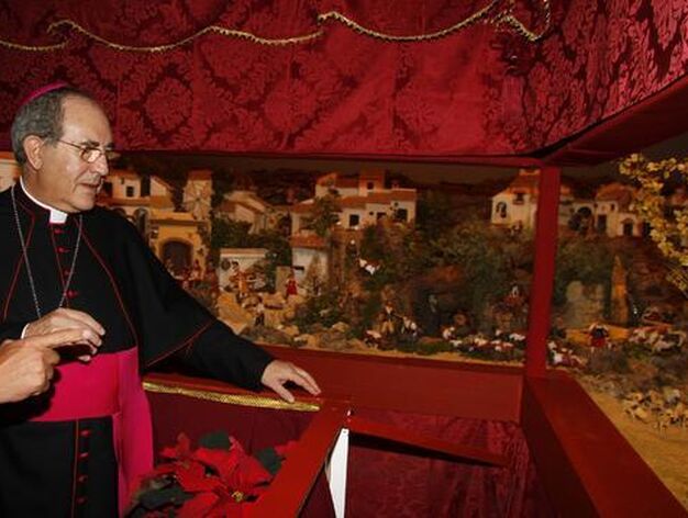 El arzobispo Asenjo contempla escenas del nacimiento.

Foto: J. C. V&aacute;zquez y Victoria Hidalgo