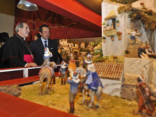 El arzobispo recibe las explicaciones de Gonzalo Madariaga, propietario de la mayor&iacute;a de las figuras que se exponen en el nacimiento.

Foto: J. C. V&aacute;zquez y Victoria Hidalgo