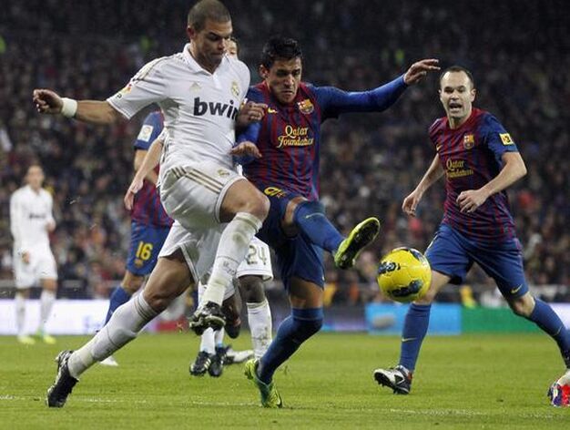 El Barcelona vence al Real Madrid a domicilio (1-3). / Reuters
