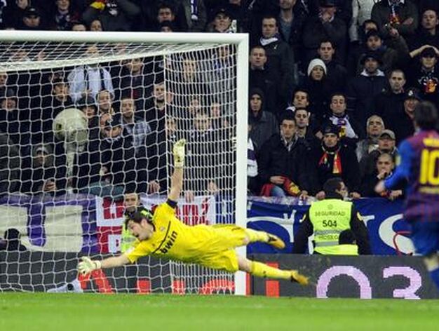 El bal&oacute;n entra en la porter&iacute;a de Casillas en el gol de Alexis. / AFP