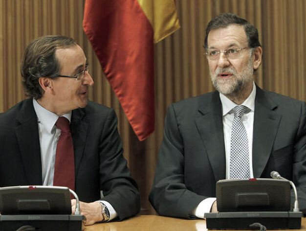 El presidente del Partido Popular, Mariano Rajoy, durante la reuni&oacute;n del Grupo Parlamentario Popular en el Congreso, junto a Alfonso Alonso, antes de la sesi&oacute;n constitutiva de la C&aacute;mara.

Foto: EFE
