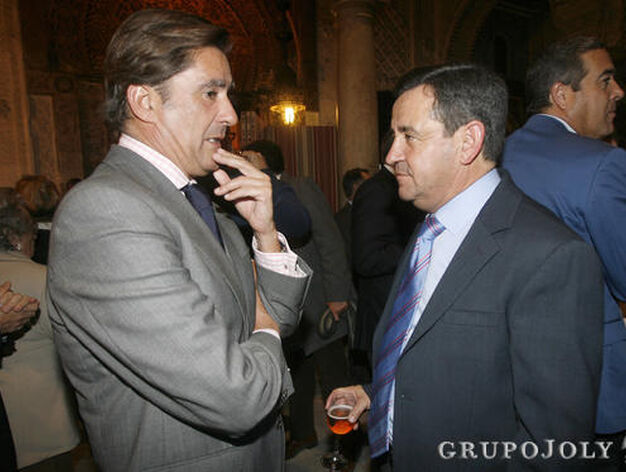 El presidente de la Audiencia Provincial, Manuel Estrella, conversa con Jos&eacute; Loaiza

Foto: Joaquin Pino