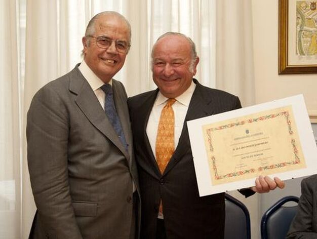 Manuel Fern&aacute;ndez Garc&iacute;a-Figueras entrega el diploma de socio de honor al homenajeado.

Foto: Alberto Morales