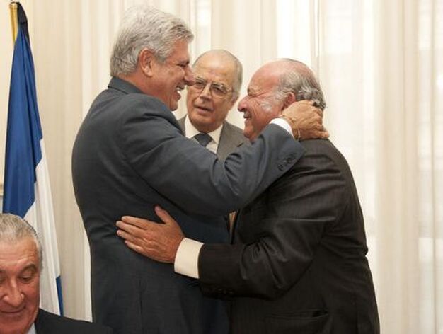 Manuel Guerrero Pem&aacute;n y &Aacute;lvaro Domecq se abrazan tras la presentaci&oacute;n brindada por el primero.

Foto: Alberto Morales