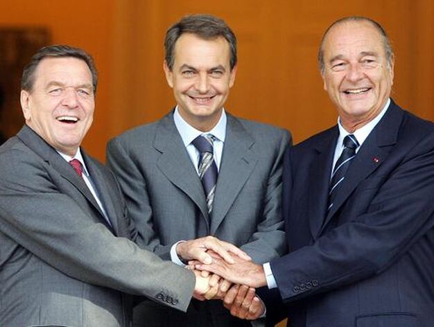 13 de septiembre de 2004: Reuni&oacute;n con el presidente franc&eacute;s, Jacques Chirac, y el canciller alem&aacute;n, Guerhard Schroeder. 

Foto: AFP