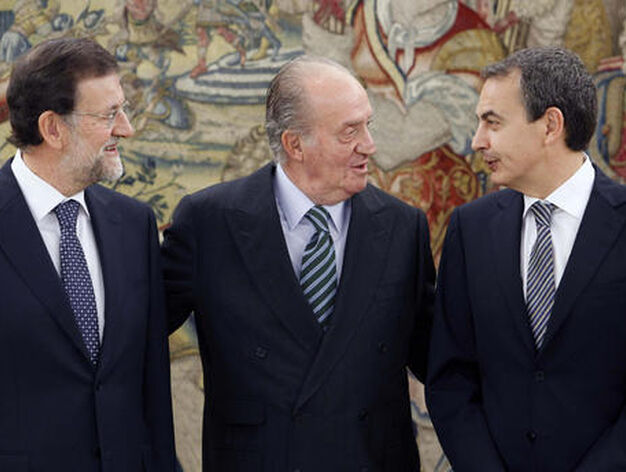 El Rey posa junto a Mariano Rajoy y Jos&eacute; Luis Rodr&iacute;guez Zapatero. / EFE