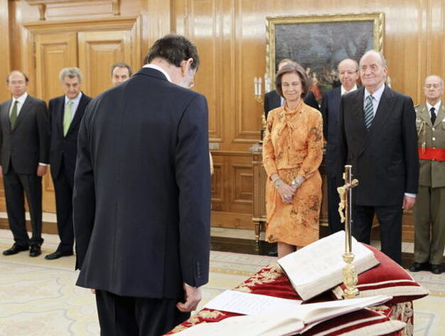 El nuevo presidente del Gobierno, Mariano Rajoy, saluda a los Reyes durante el acto. / EFE