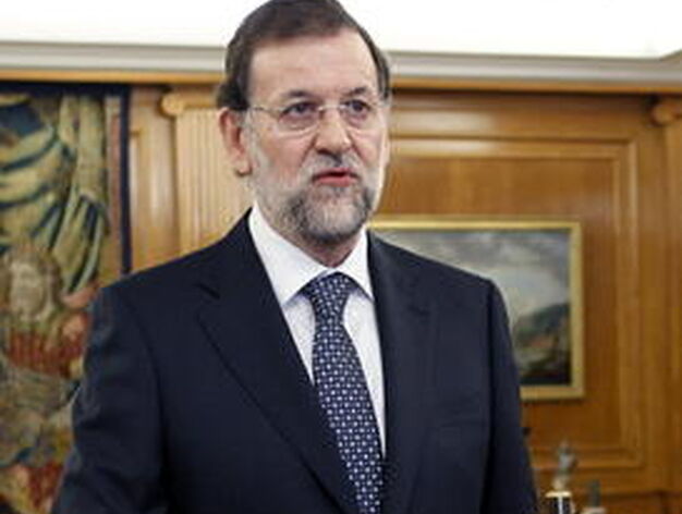 Rajoy pone la mano derecha sobre la Constituci&oacute;n para finalizar su jura. / EFE