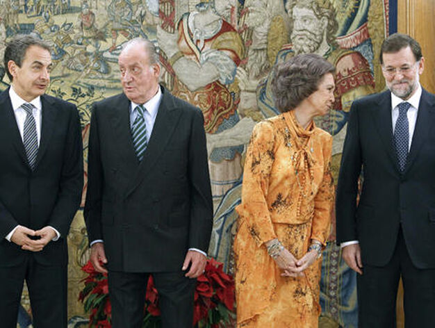 Los Reyes, junto al presidente saliente y el entrante. / EFE