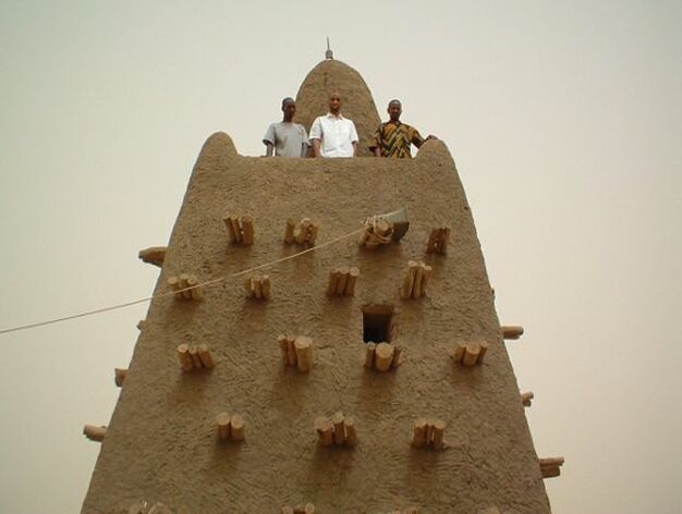 Con camisa blanca, encaramado a una de las torres de la mezquita de Djingareyber, Tombuct&uacute;.