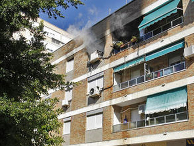 Bomberos intervienen en el incendio de una vivienda en la calle Mar&iacute;a Auxiliadora de la capital.

Foto: Jose Braza